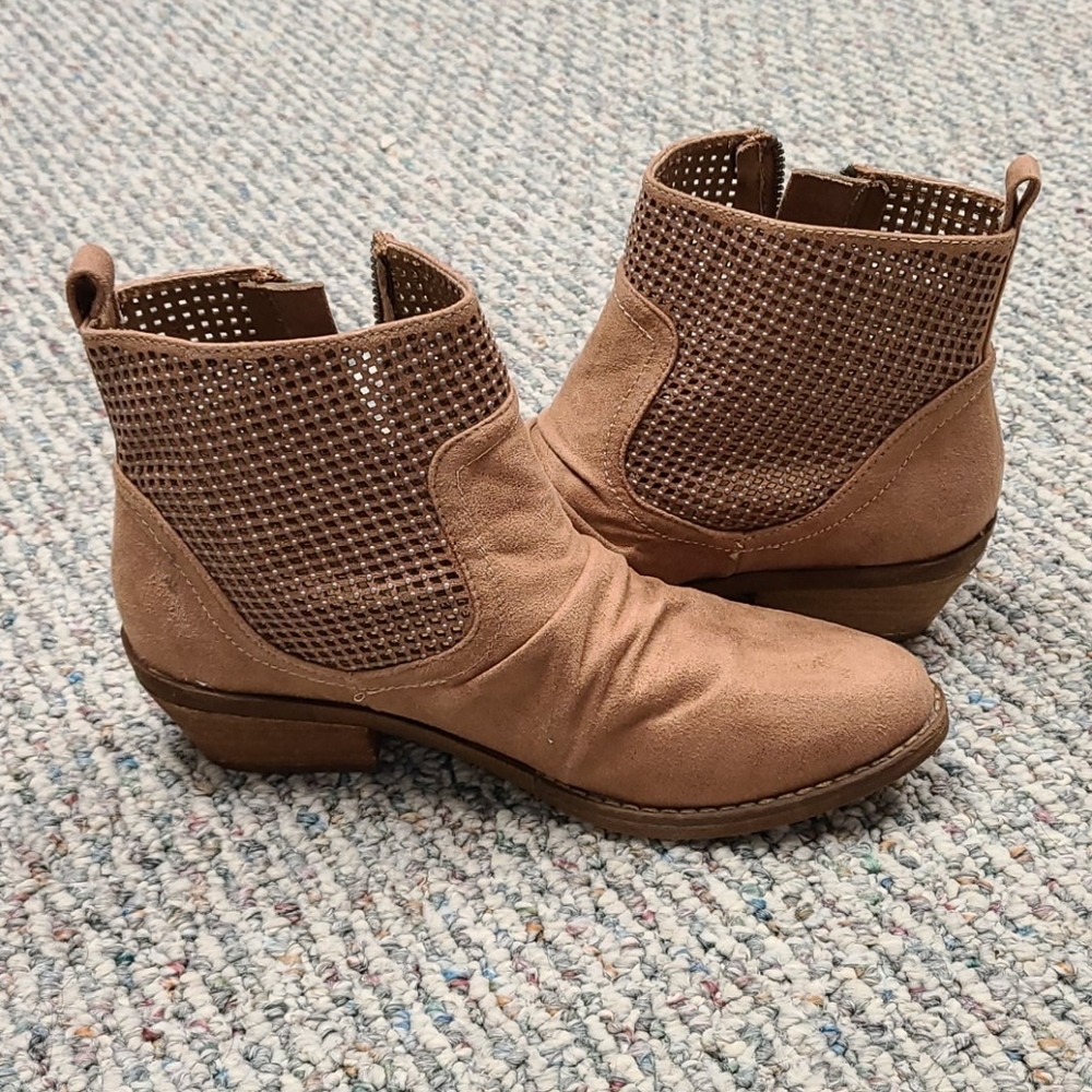 Report tan western bootie
